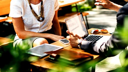 ישיבה ממושכת מול מחשב – יכולה להוות סכנה לבריאותך!