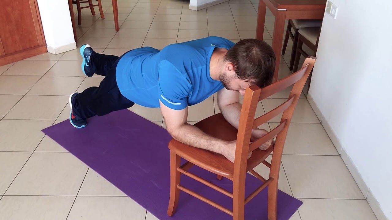פלאנק על כסא עם רגל באוויר – Single Leg Chair Plank